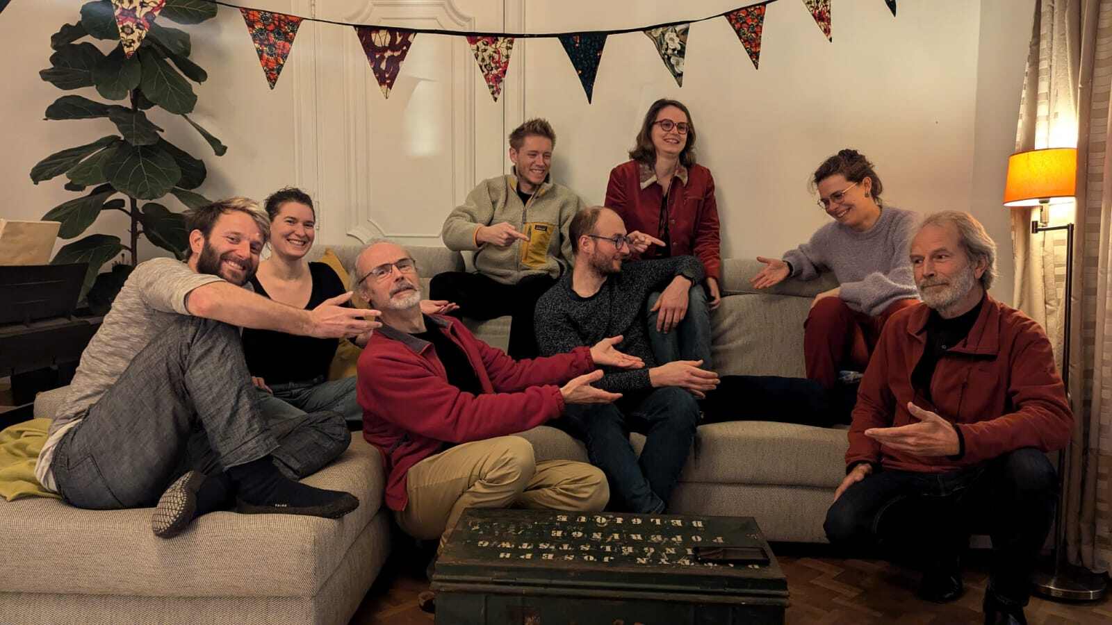 241111 Foto met huisgenoten